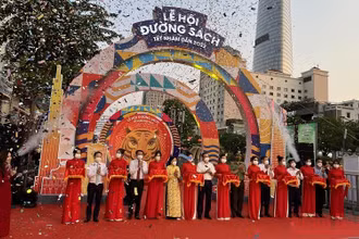 Nghi thức cắt băng khai mạc Lễ hội Đường sách Tết Nhâm Dần 2022.
