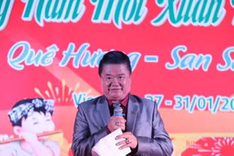 Chủ tịch Hội người Việt Nam thủ đô Vientiane Lê Văn Mùi mong muốn kiều bào ngày càng gắn kết, đùm bọc và đoàn kết vượt qua khó khăn trong đại dịch, tối 30/1. (Ảnh: Xuân Sơn)