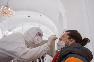 Nhân viên y tế lấy mẫu xét nghiệm Covid-19 tại Schoenbrunn (Áo). (Ảnh: AFP/TTXVN)