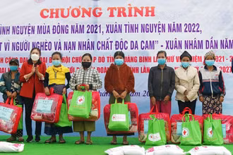 Đại diện các đơn vị của tỉnh Quảng Bình tặng quà cho bà con ở bản Ka Ai, xã Dân Hóa, huyện Minh Hóa.