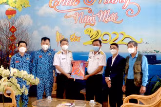 Trao tặng các ấn phẩm Xuân Nhân Dân tới Lữ đoàn Tàu ngầm 189.