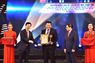 Thủ tướng Chính phủ Phạm Minh Chính và Thường trực Ban Bí thư Võ Văn Thưởng trao Giải A cho đại diện nhóm tác giả Báo Nhân Dân.