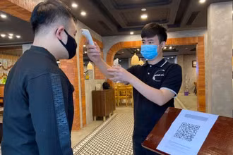 Nhiều phường tại quận Đống Đa đã cho phép các cửa hàng ăn uống phục vụ tại chỗ.