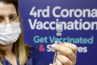 Tiêm vaccine ngừa Covid-19 liều thứ 4 cho những người trên 60 tuổi và đội ngũ nhân viên y tế tại Tel Aviv, Israel. (Ảnh: AFP/TTXVN)
