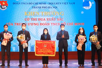 Đồng chí Ngô Văn Cương, Bí thư Trung ương Đoàn (thứ 3 từ phải sang) trao Cờ thi đua tặng Thành đoàn Hà Nội trong khuôn khổ hội nghị.