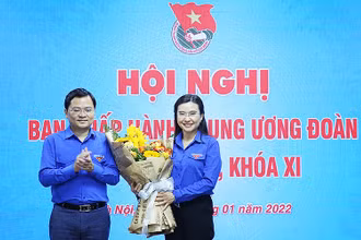 Đồng chí Nguyễn Anh Tuấn, Ủy viên Trung ương Đảng, Bí thư thứ nhất Trung ương Đoàn, tặng hoa chúc mừng đồng chí Nguyễn Phạm Duy Trang.