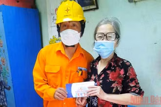 Tặng phiếu quà tặng miễn phí dịch vụ điện” cho bà Hà Thị Kim Tâm.