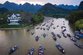 Lễ hội Chùa Hương những năm chưa có dịch luôn thu hút đông khách tham quan.