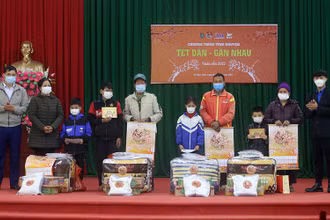 Trao quà cho 8 gia đình tại xã Ngọc Châu, huyện Tân Yên, tỉnh Bắc Giang.