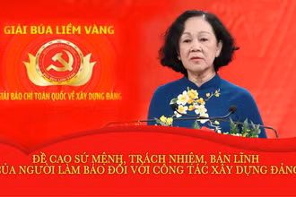 Đồng chí Trương Thị Mai, Ủy viên Bộ Chính trị, Trưởng ban Tổ chức Trung ương, Trưởng Ban Chỉ đạo Giải Búa liềm vàng phát biểu tại buổi lễ. (Nguồn: VOV)