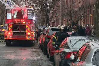 Ngọn lửa bùng phát bên trong một ngôi nhà gồm 2 căn hộ. (Nguồn: fox2detroit.com)