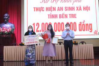 Bí thư Tỉnh ủy Bến Tre Lê Đức Thọ trao thư cảm ơn cho đơn vị hỗ trợ thực hiện an sinh xã hội.