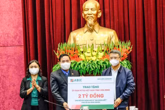 Đồng chí Nguyễn Hồng Thái - Phó Tổng Giám đốc Bảo hiểm Agribank tại lễ trao tặng.