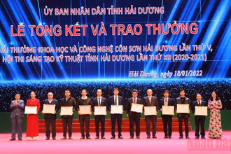 Trao giải thưởng “Khoa học và công nghệ Côn Sơn” cho những tác giả có công trình, giải pháp xuất sắc.