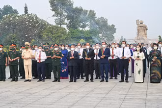 Các đại biểu dâng hương tại Nghĩa trang Liệt sĩ thành phố Hồ Chí Minh.