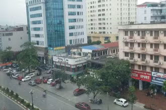 Ô-tô đỗ trên vỉa hè đường Hoàng Văn Thụ, thành phố Thái Nguyên.