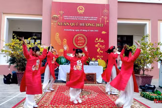 Con em cộng đồng người gốc Việt biểu diễn văn nghệ mừng Xuân.