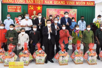 Đồng chí Nguyễn Xuân Thắng chúc Tết, tặng quà các hộ đồng bào dân tộc thiểu số Raglai tiêu biểu huyện Thuận Bắc, tỉnh Ninh Thuận.