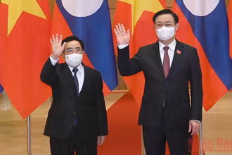 Chủ tịch Quốc hội Vương Đình Huệ và Thủ tướng Lào Phankham Viphavanh tại lễ đón. (Ảnh: DUY LINH)