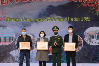 Bộ Chỉ huy Bộ đội Biên phòng tỉnh Sơn La tặng giấy khen cho các đơn vị, cá nhân đã đồng hành.