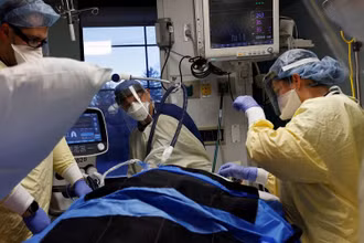 Điều trị bệnh nhân Covid-19 trong phòng chăm sóc đặc biệt (ICU) tại Bệnh viện Western Reserve ở Cuyahoga Falls, Ohio, Mỹ, ngày 4/1/2022. (Ảnh: REUTERS)