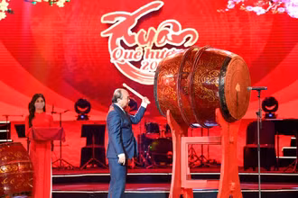 Chủ tịch nước Nguyễn Xuân Phúc dự chương trình Xuân Quê hương 2022