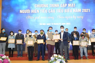 TS, BS Trần Ngọc Quế, Phó Giám đốc phụ trách Trung tâm máu Quốc gia tặng bằng khen cho những người hiến tiểu cầu tiêu biểu. 