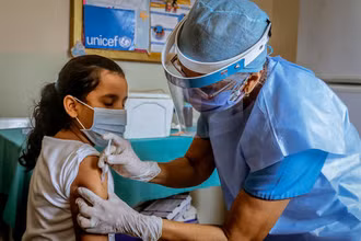 iêm chủng cho trẻ em tại Venezuela (Ảnh: William Urdaneta/UNICEF).