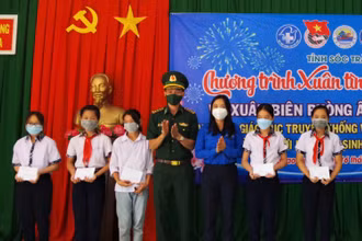 Trao học bổng cho các em học sinh nghèo vượt khó học giỏi.