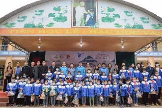Các em nhỏ vùng cao huyện Lục Yên (tỉnh Yên Bái) cùng các thành viên Hành trình “Chung tay vì trẻ em vùng cao”. 