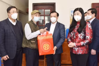 Bí thư Thành ủy Hà Nội Đinh Tiến Dũng tặng quà cho thương binh Bùi Văn Phùng tại phường Hoàng Liệt, quận Hoàng Mai.