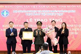 Trung tướng Nguyễn Đình Thuận trao Bằng khen vì sự nghiệp bảo vệ an ninh Tổ quốc của Bộ Công an cho tập thể Cục Bảo vệ thực vật vì đã có thành tích xuất sắc trong phong trào toàn dân bảo vệ an ninh tổ quốc.