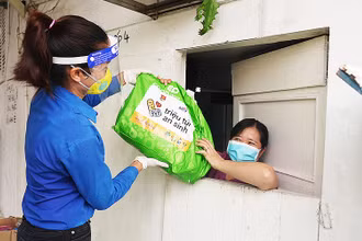 Tình nguyện viên trao “Túi an sinh” hỗ trợ người dân Thành phố Hồ Chí Minh vượt đại dịch Covid-19.