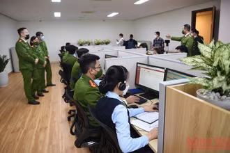 Tổng đài hỗ trợ căn cước công dân và quản lý dân cư tại C06, Bộ Công an (Ảnh: Lê Tú)