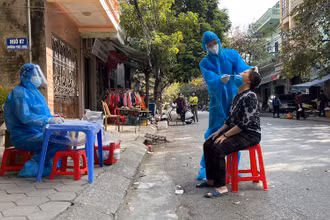 Xét nghiệm sàng lọc cho người dân trên đường Phù Long, phường Trần Tế Xương, TP Nam Định.