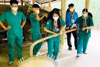 Tổ chức tour du lịch thí điểm về vùng xanh tại TP Hồ Chí Minh dành cho lực lượng tuyến đầu phòng, chống dịch. Ảnh: TTXVN