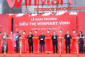 Lãnh đạo tỉnh Nghệ An và Tập đoàn Masan cắt băng khai trương siêu thị WinMart Vinh. (Ảnh: THÀNH CHÂU)