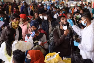 Lấy mẫu xét nghiệm nhanh kháng nguyên Covid-19 tại 1 nhà ga đông đúc ở Mumbai, Ấn Độ, ngày 13/1/2022. (Ảnh: REUTERS)