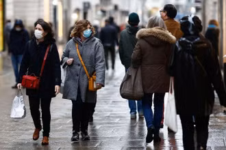 Người dân đeo khẩu trang trên đường phố ở Nantes, Pháp, ngày 8/1/2022. (Ảnh: REUTERS)