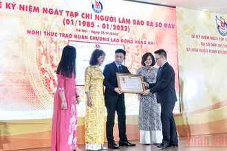 Đồng chí Lê Quốc Minh, Ủy viên Trung ương Đảng, Tổng Biên tập Báo Nhân Dân, Phó Trưởng Ban Tuyên giáo Trung ương, Chủ tịch Hội Nhà báo Việt Nam trao Huân chương Lao động hạng Nhì cho tập thể lãnh đạo Tạp chí Người làm báo.