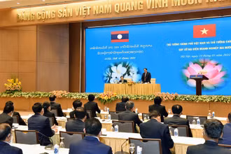 Thủ tướng Phạm Minh Chính và Thủ tướng Lào Phankham Viphavanh gặp gỡ doanh nghiệp hai nước. (Ảnh: TRẦN HẢI)
