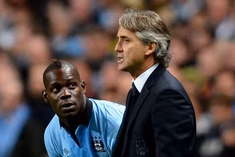 Huấn luyện viên Robeto Mancini và Mario Balotelli khi còn ở Man City. (Ảnh: Sky Sports)