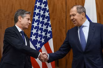 Bộ trưởng Ngoại giao Mỹ Antony Blinken (bên trái) gặp người đồng cấp Nga Sergei Lavrov tại Geneva. (Ảnh: Reuters)