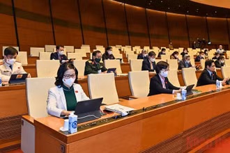 Đại biểu Quốc hội biểu quyết thông qua Nghị quyết về chính sách tài khóa, tiền tệ để hỗ trợ Chương trình phục hồi và phát triển kinh tế-xã hội. (Ảnh: Khoa Linh)