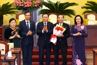 Đồng chí Vương Đình Huệ, Ủy viên Bộ Chính trị, Bí thư Thành ủy cùng các đồng chí Phó Bí thư Thành ủy tặng hoa chúc mừng đồng chí Chu Ngọc Anh.