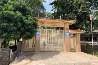 Trường tiểu học Nam Lộc và hiện trường nơi xảy ra sự việc. (Ảnh: Internet)