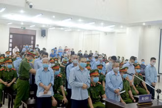 Đại diện Viện kiểm sát đề nghị Hội đồng xét xử tuyên bị cáo Lê Đình Công và Lê Đình Chức mức án tử hình về tội "Giết người". 