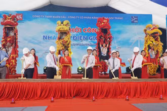Lãnh đạo địa phương cùng nhà đầu tư thực hiện nghi thức động thổ, khởi công Nhà máy điện gió số 7.