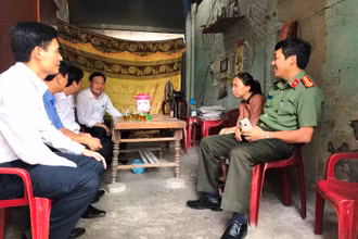 Phó Bí thư Thường trực Tỉnh ủy Hà Tĩnh Hoàng Trung Dũng và đại diện lãnh đạo Công an Hà Tĩnh, huyện Can Lộc gặp gỡ, động viên nữ sinh Trần Thị An.