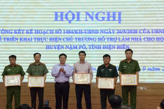 Chủ tịch UBND tỉnh Điện Biên Mùa A Sơn trao Bằng khen của UBND tỉnh tặng các tập thể có nhiều đóng góp thực hiện chương trình.